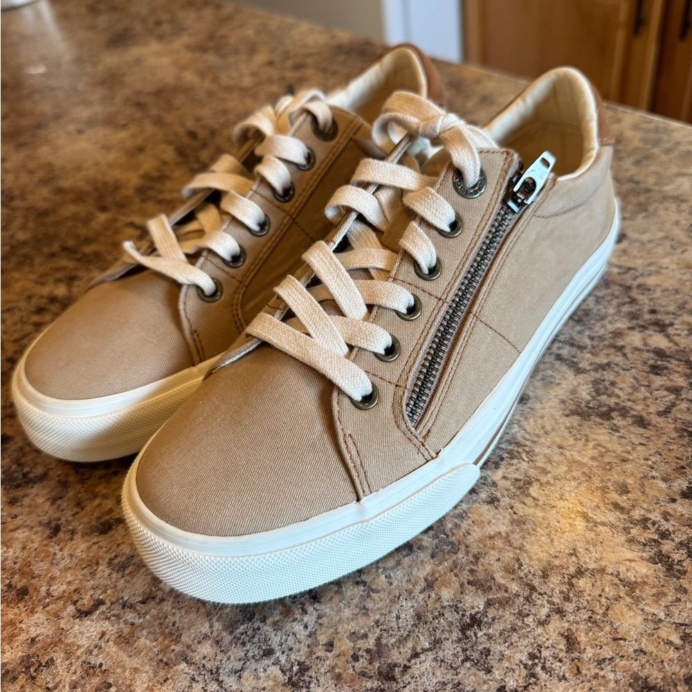 Brand new Taos Z soul zipper sneaker